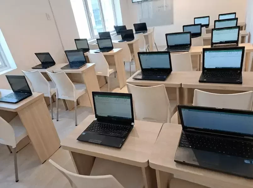 Sala de clases curso Excel presencial Santiago Centro equipada_vista2