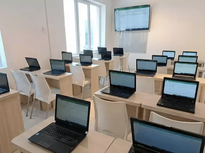 Sala de clases curso Excel presencial Santiago Centro equipada_vista3